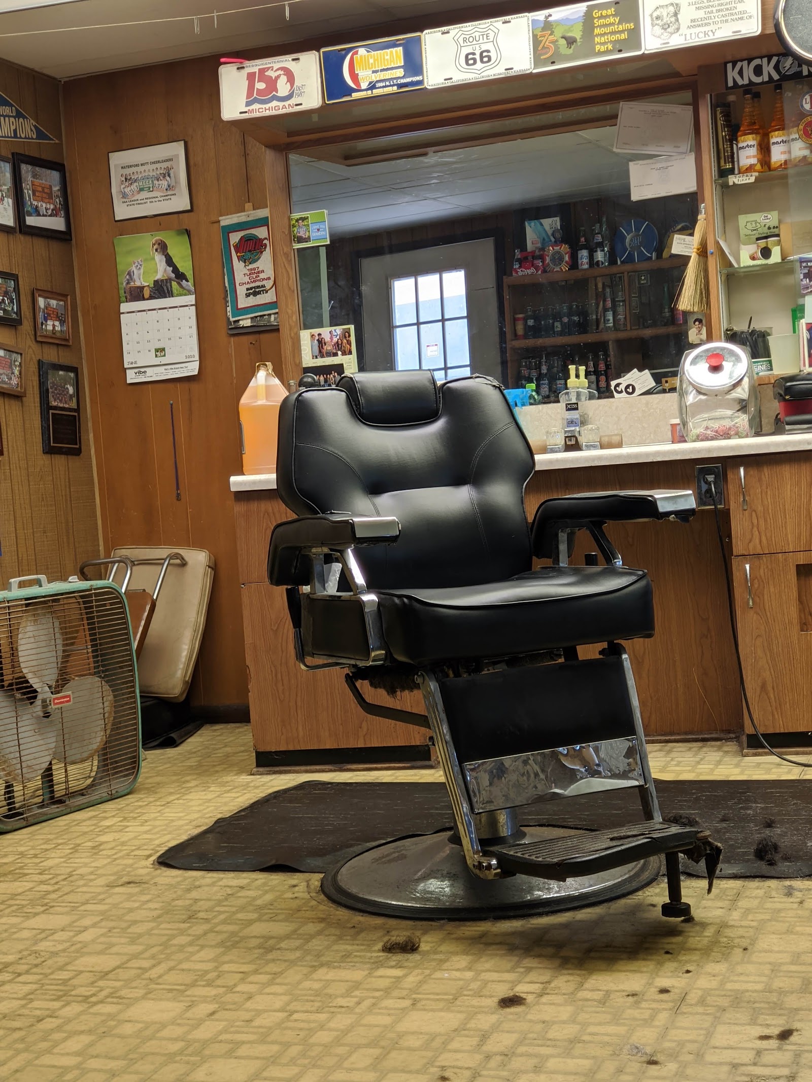Charlie's Barber Shop — photo