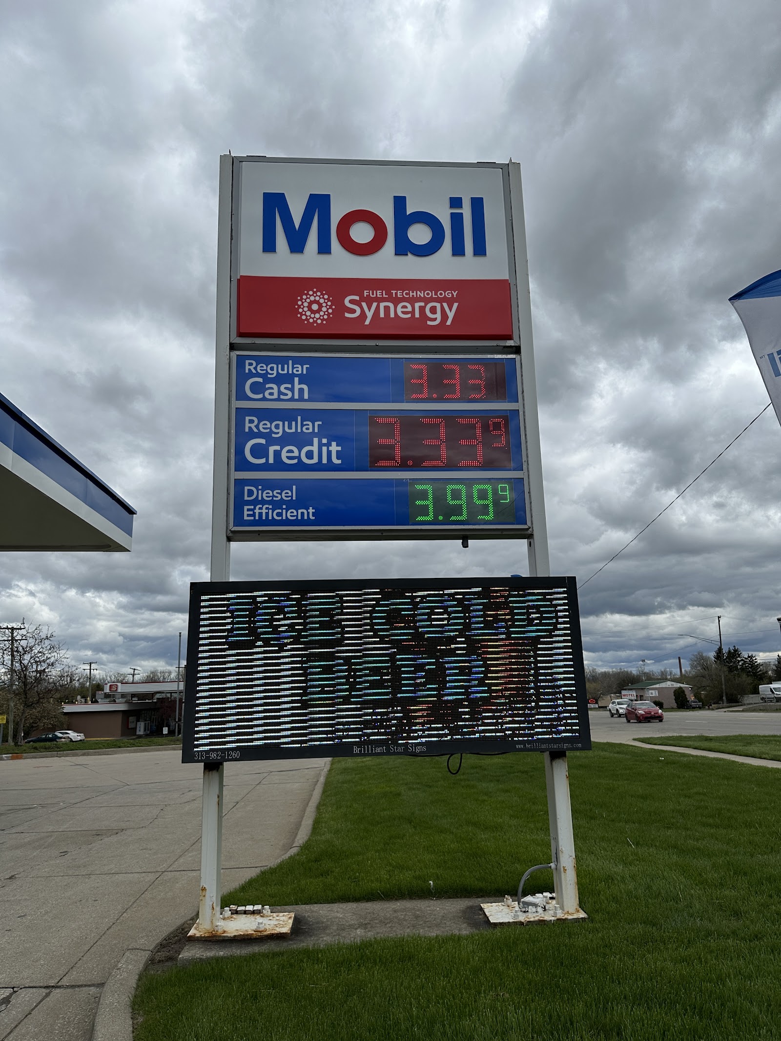 Mobil Dixie Market in Waterford Township