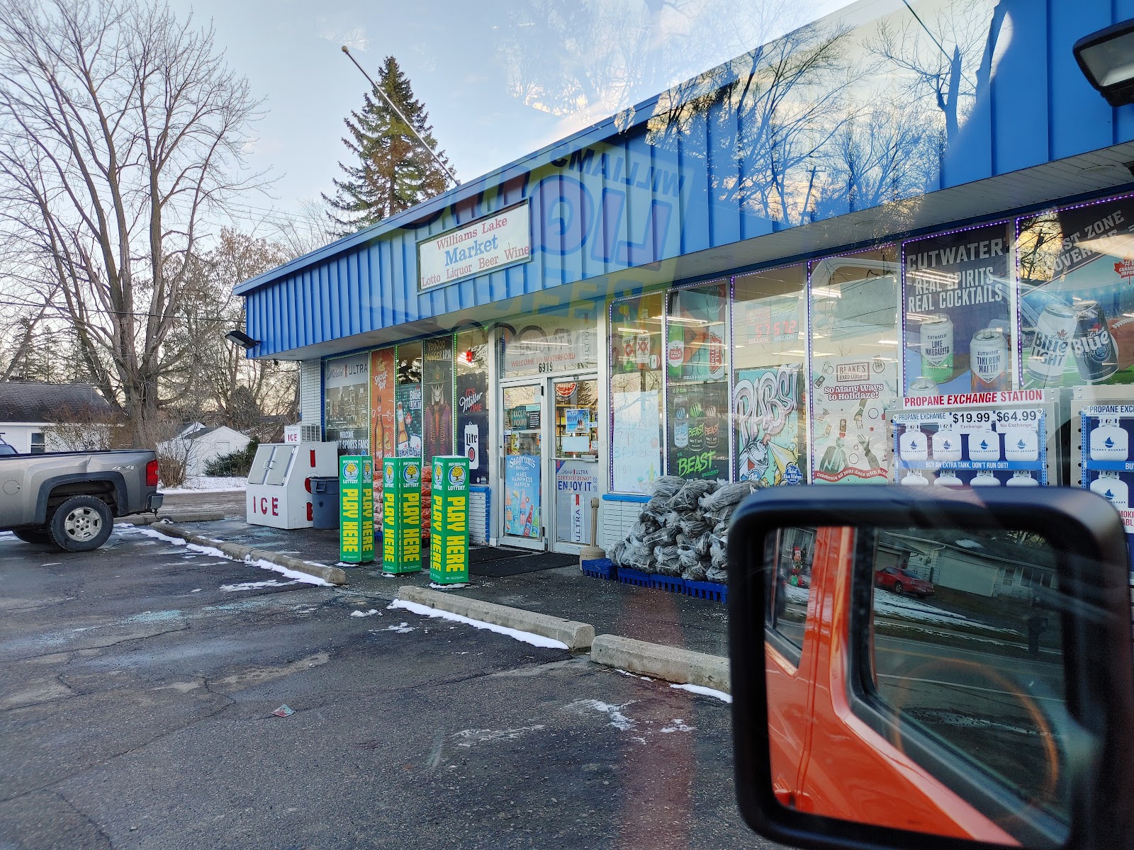 Williams Lake Road Market in Waterford Township